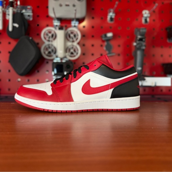 Jordan 1 Low Reverse Bred - Picture 2 of 4